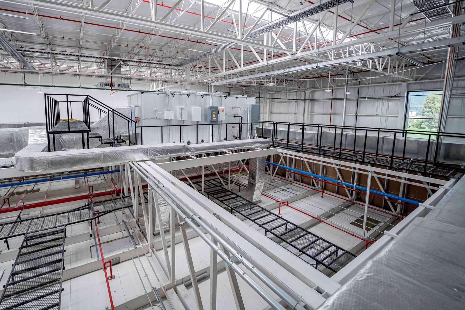 Técnico AZVIR instalando sistema HVAC en maquiladora de Mexicali BC
